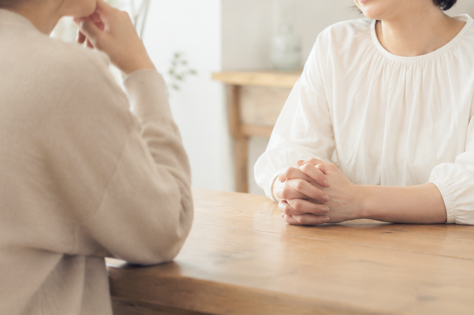 向き合って話をする二人